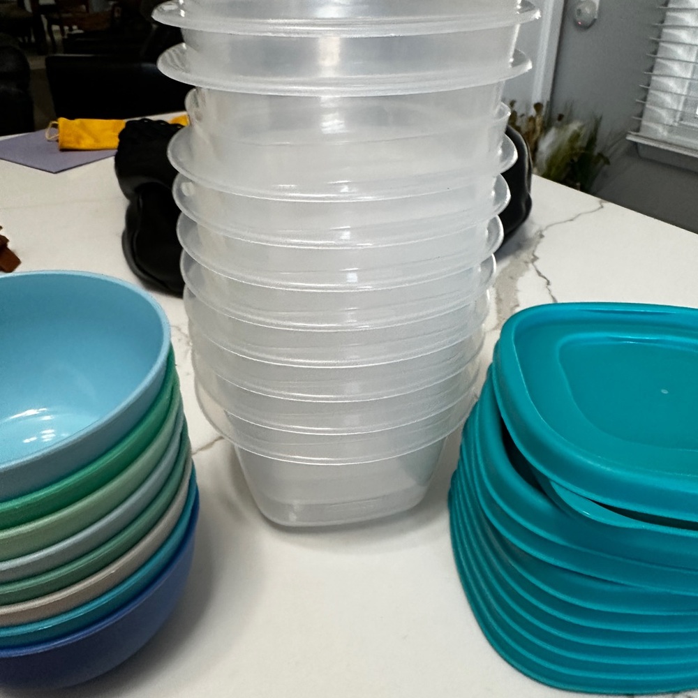 18 pieces. New 8 Plastic Snack bowls and 10 Rubbermaid storage containers. - Picture 2 of 7